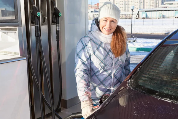 Mujer repostando coche — Foto de Stock