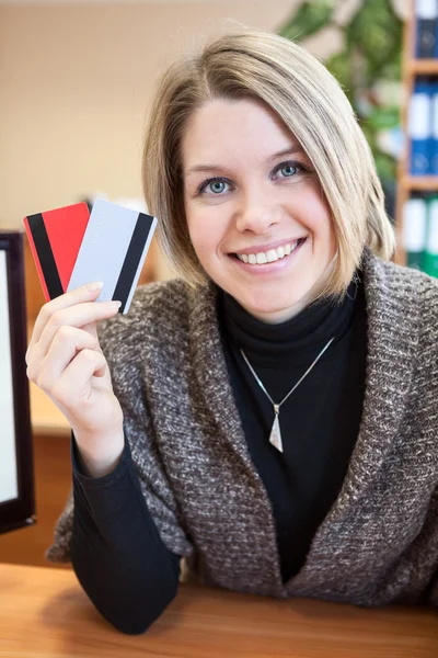 Vrouw bedrijf twee creditcards — Stockfoto
