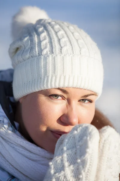 Portret van vrouw in muts en wanten — Stockfoto