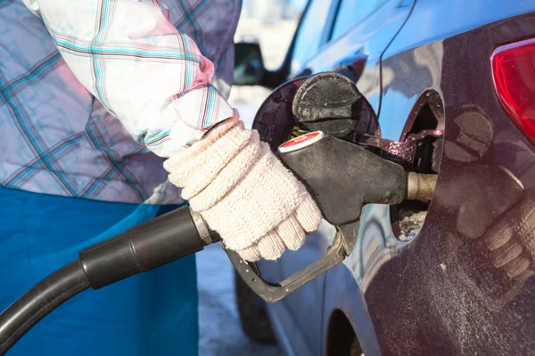 Frau betankt Auto — Stockfoto