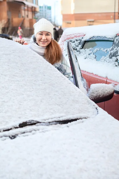 बर्फ झाकलेली कार जवळ उभे स्त्री — स्टॉक फोटो, इमेज