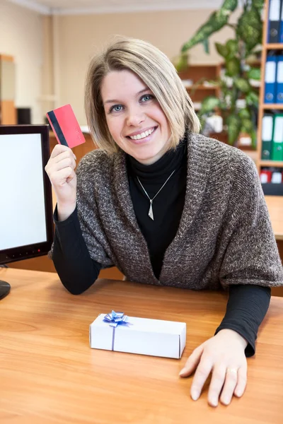 Woman buying gift with credit card — Stock Photo, Image