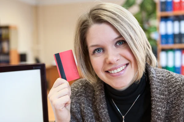 Credit card in hand of young attractive woman — Stock Photo, Image