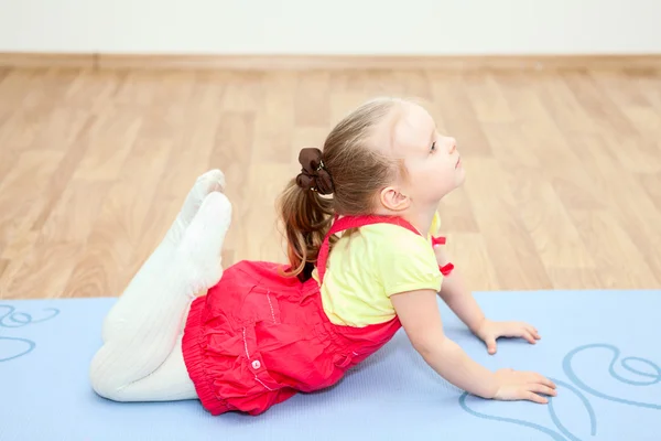 Дитина робить гімнастику — стокове фото