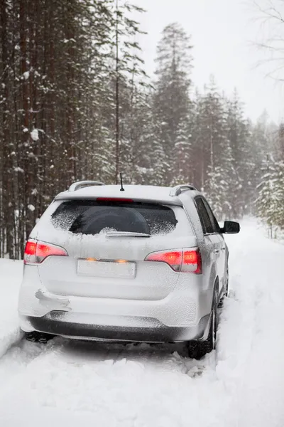 Автомобиль на снежной дороге — стоковое фото