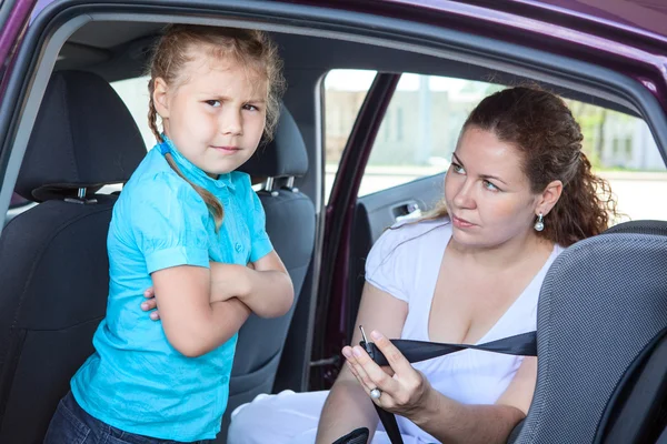 Niño ignorando asiento de seguridad infantil — Foto de Stock