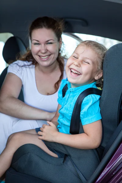 Familia en asiento trasero — Foto de Stock