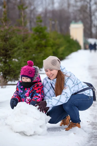 Familie spelen met sneeuw — Stockfoto