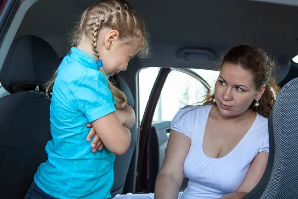 Ignorace dětskou bezpečnostní autosedačku — Stock fotografie