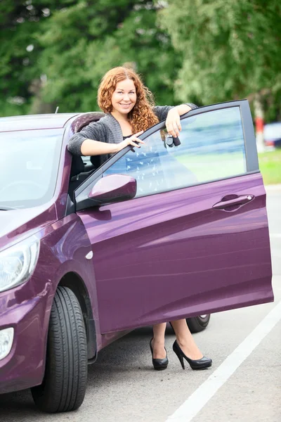 Kvinna nära bil — Stockfoto