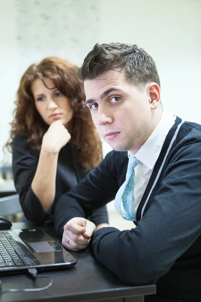 Paar werkende laptop — Stockfoto