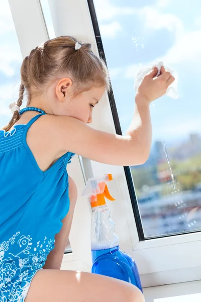 Child rubbing glass — Stock Photo, Image