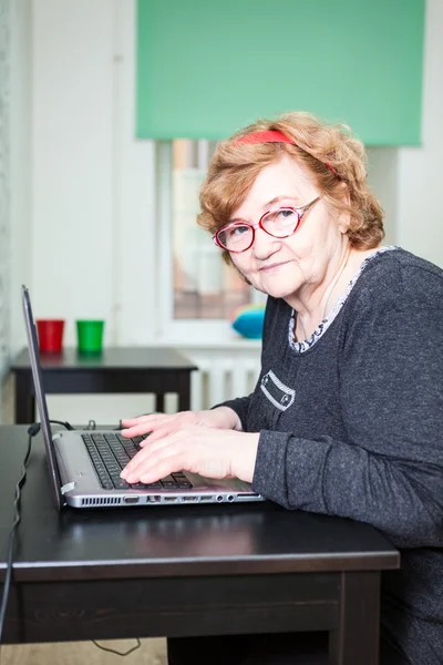 Mulher digitando no laptop — Fotografia de Stock