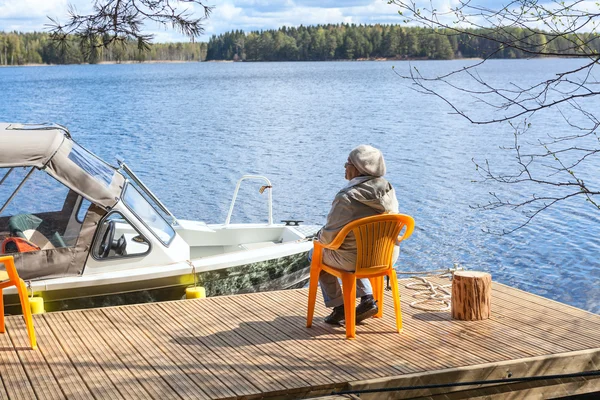 Donna rilassante al lago — Foto Stock