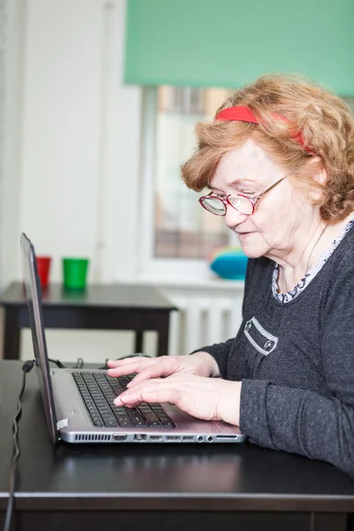 Donna digitando sulla tastiera del computer portatile — Foto Stock