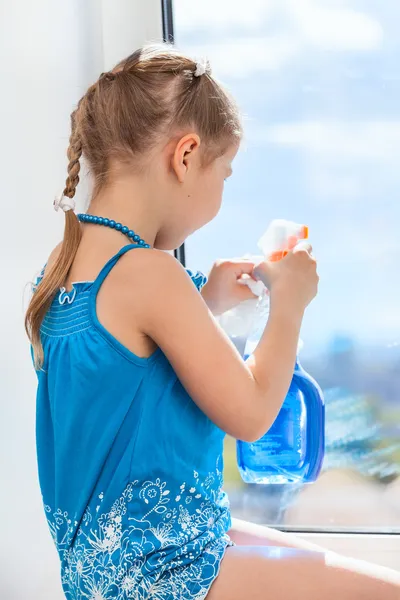 Menina bonita lavar janelas — Fotografia de Stock