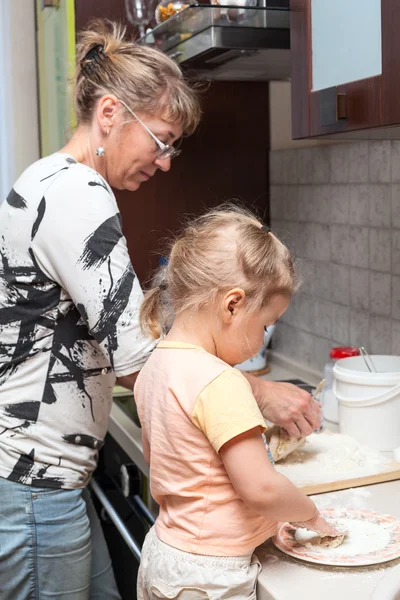 Äiti ja tytär keittiössä — kuvapankkivalokuva