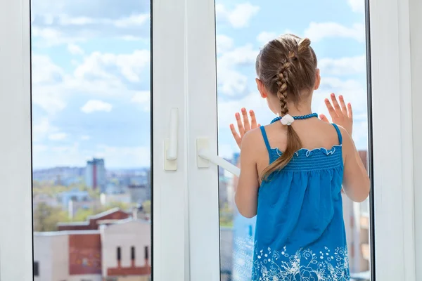 Enfant regardant par la fenêtre — Photo