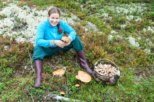 Mulher com cogumelos — Fotografia de Stock