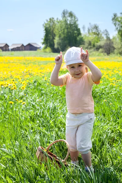 Dziewczyna gra na łące — Zdjęcie stockowe