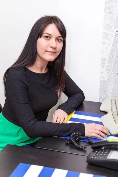 Vrouw met computermuis — Stockfoto