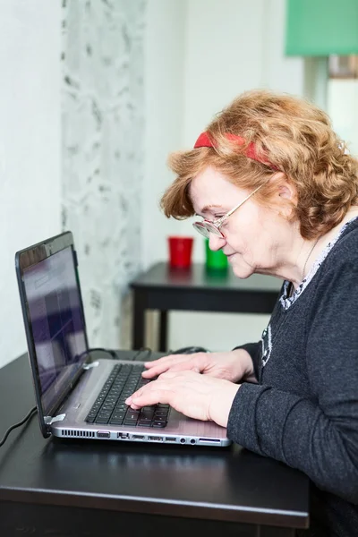 Mature woman typing — Stock Photo, Image