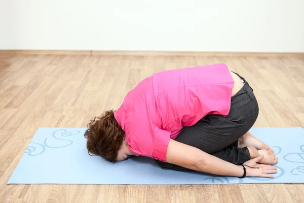 Mujer acostada haciendo yoga — Foto de Stock