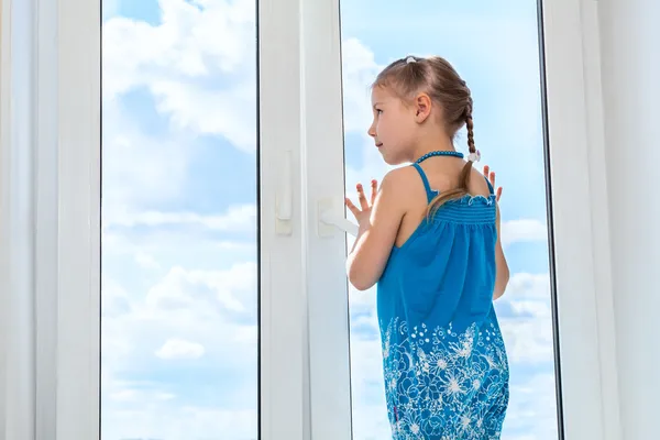 Menina olhando para o céu — Fotografia de Stock