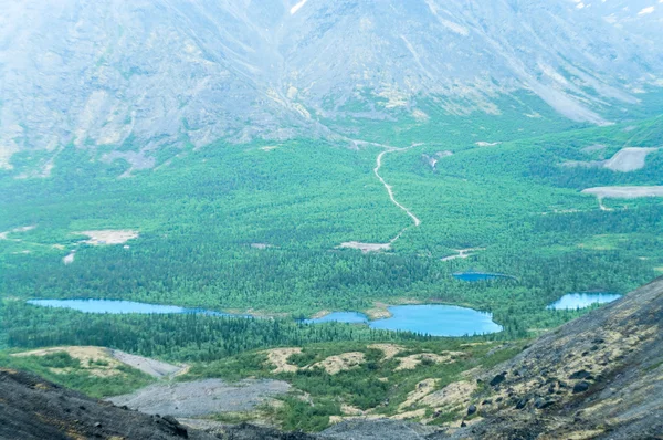 Vale da montanha com lagos — Fotografia de Stock