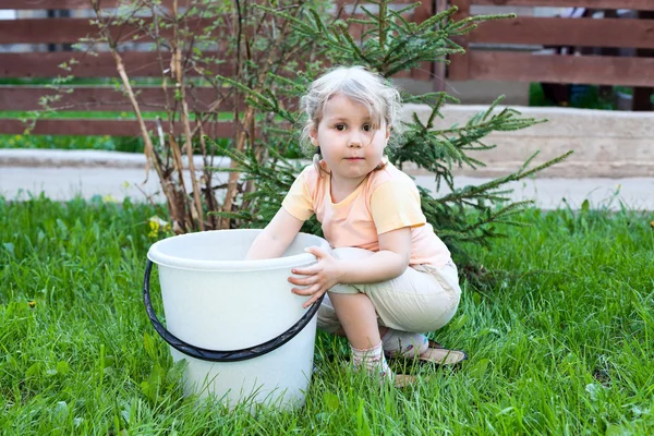 정원에서 돕는 소녀 — 스톡 사진