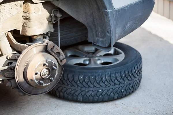 Reparatur Inspektion Und Wartung Von Autoreifen Oder Bremsbelägen Mit Entfernten — Stockfoto