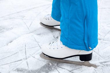 Dişi bacaklar göl buzunda artistik patinajda, yakın görüş.