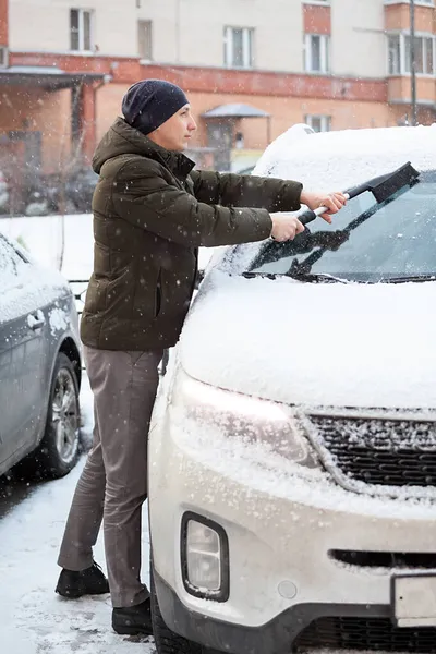 Mężczyzna Kierowca Usuwa Śnieg Przodu Swojego Śnieżnego Samochodu Suv Zamiatając — Zdjęcie stockowe