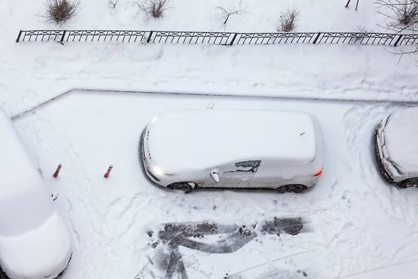 Vozidlo Stojící Zimním Parkovišti Pracovní Motorový Kryt Sněhem Výhled Shora — Stock fotografie