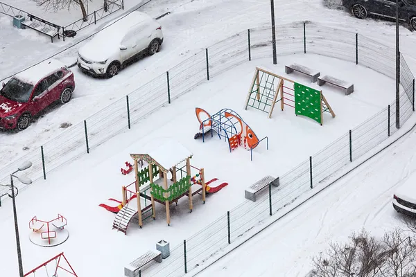 冬の遊び場 雪で覆われた設備 上からの眺め — ストック写真