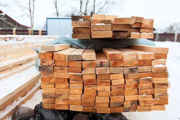 Ułożone Drewno Placu Budowy Budowa Domu Drewna Sezonie Zimowym — Zdjęcie stockowe