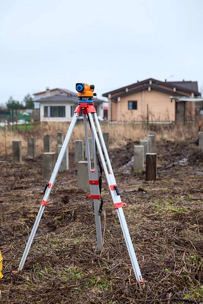 Theodolit Steht Auf Einem Stativ Mitten Auf Der Baustelle Fundamentarbeiten — Stockfoto