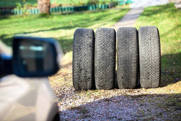 Cztery Koła Zimowe Śnieżne Zmiany Przed Lub Opadach Śniegu Sezonie — Zdjęcie stockowe