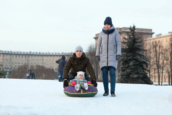 Kavkazská Rodina Zimními Trubicemi Tobogán Otec Tlačit Své Dítě Zasněženého — Stock fotografie