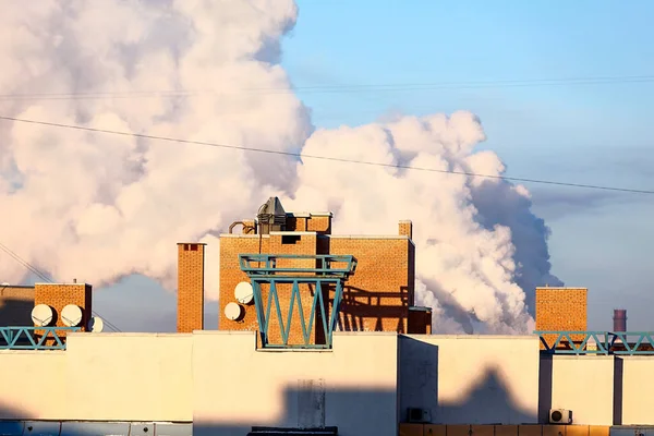 Sacco Fumo Sullo Sfondo Del Tetto Dell Edificio Tempo Soleggiato — Foto Stock