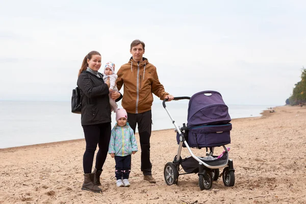 Família Com Duas Crianças Pequenas Praia Juntos Carrinho — Fotografia de Stock