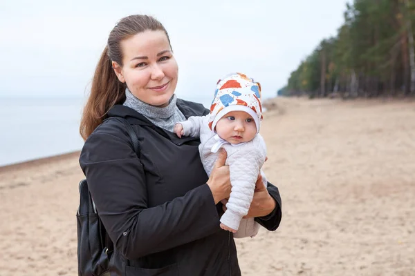 Moeder Met Armen Haar Pasgeboren Baby Wandelen Lege Zandstrand Kustlijn — Stockfoto