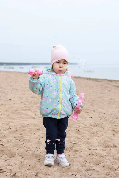 Klein Meisje Blaast Zeepbellen Terwijl Staan Leeg Zandstrand Van Kust — Stockfoto