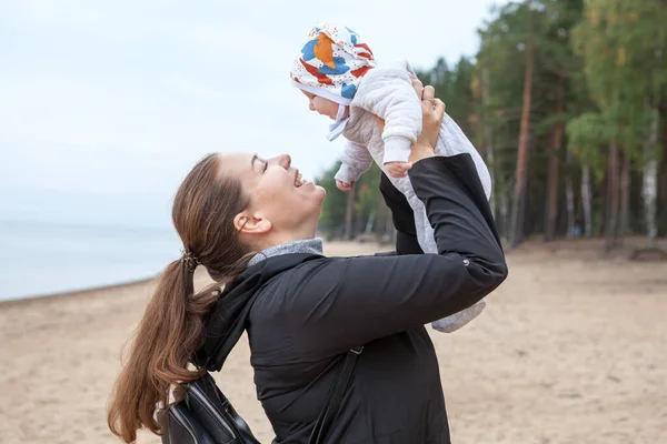 Happy Caucasian Family Mother Throws Baby Playing Sandy Beach Coast — Stock Photo, Image
