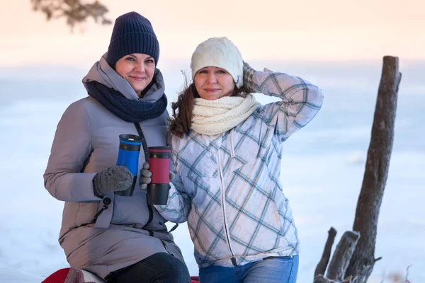 Duas Namoradas Andando Juntas Dia Inverno Frio Febriário — Fotografia de Stock