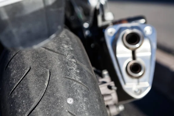 Roue Moto Perforée Avec Clou Qui Sort Pneu Vue Près — Photo