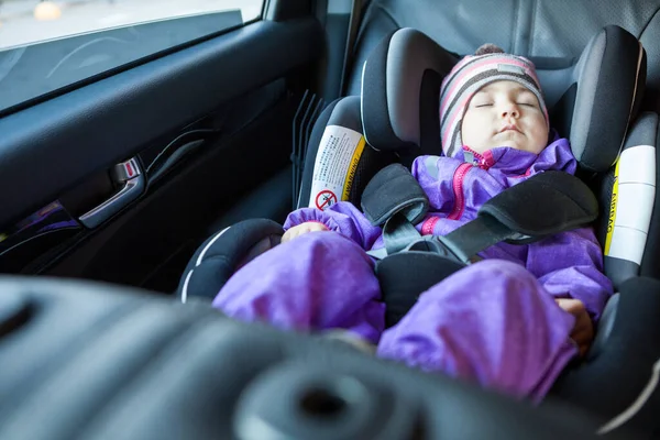 Prettige Peuter Kind Slapen Een Kinderzitje Auto Achterbank Passagiersstoel Raam — Stockfoto