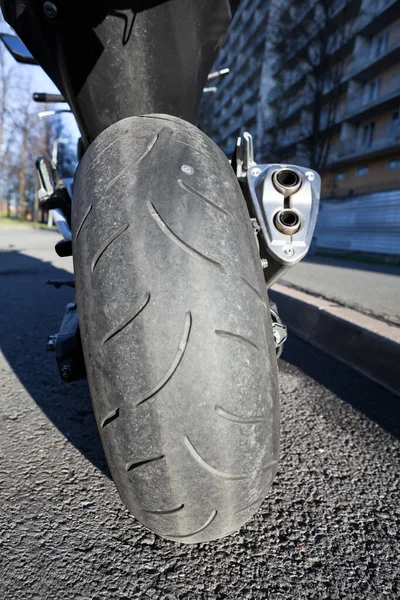 Motorrad Mit Schraubennagel Hinterreifen Stehend Auf Ständer Stadtstraße Niemand Weitwinkel — Stockfoto