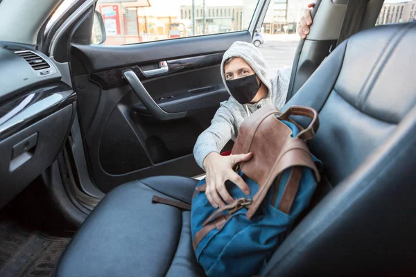 차에서 가방을 훔치는 마스크를 — 스톡 사진