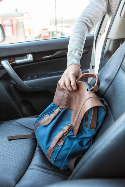 Rapinatore Caucasico Che Apre Una Portiera Rubare Una Borsa Persona — Foto Stock